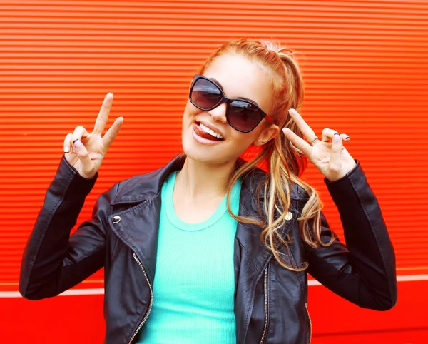 Retrato de moda joven mujer sonriente en gafas de sol divertirse ov — Foto de Stock