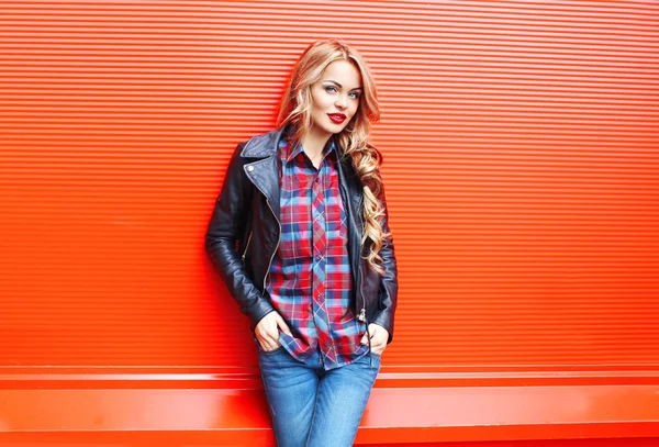 Fashion pretty blonde woman wearing a black rock style over colo — Stock Photo, Image