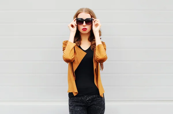 Retrato de moda mujer elegante con una chaqueta de gafas de sol sobre —  Fotos de Stock