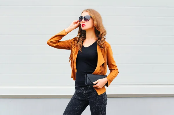 Bir güneş gözlüğü ceket ve b giyen moda portre zarif kadın — Stok fotoğraf