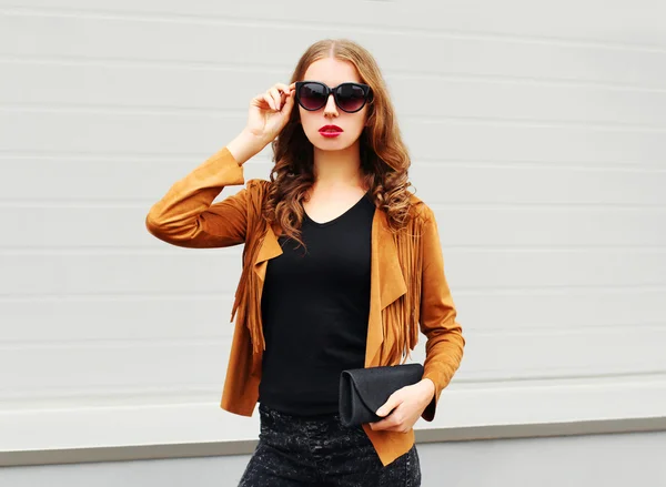 Bir güneş gözlüğü, kahverengi ceket giyen moda portre güzel kadın — Stok fotoğraf