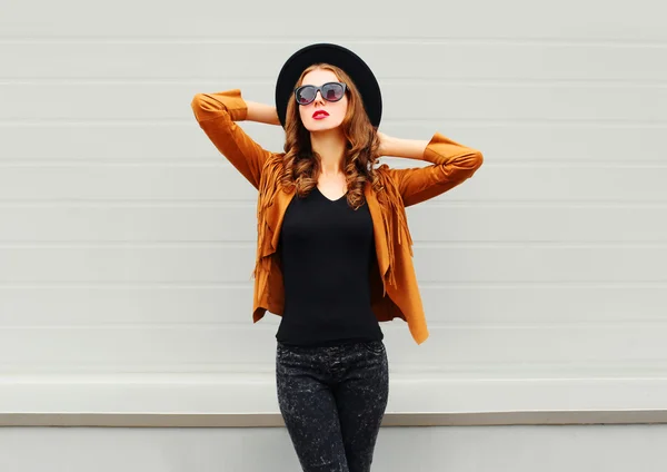 Modelo de mujer bonita moda con un sombrero negro, gafas de sol, gato — Foto de Stock