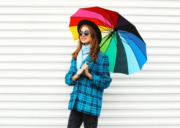 Moda bonita mujer sonriente sostiene paraguas colorido usando bla —  Fotos de Stock