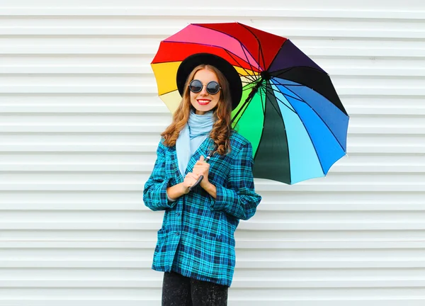カラフルな傘、bl を身に着けているとかなり笑顔の女性をファッションします。 — ストック写真