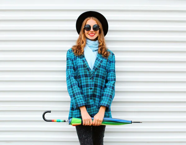Mode vrij jonge lachende vrouw houdt van kleurrijke paraplu weari — Stockfoto