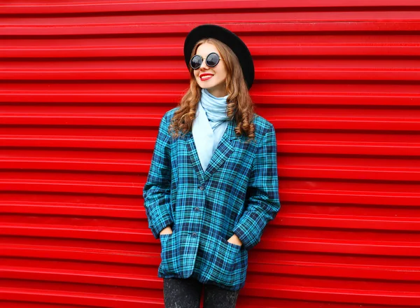 Mode hübsche junge lächelnde Frau trägt schwarzen Hut Mantel Jacke — Stockfoto