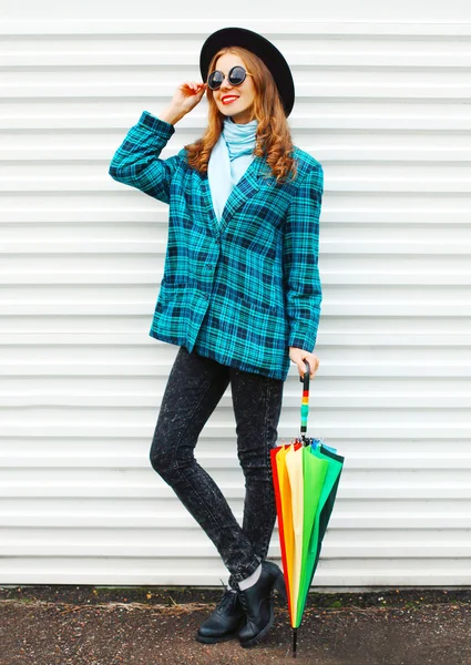 カラフルな傘率とファッションかなり若い笑顔の女性 — ストック写真