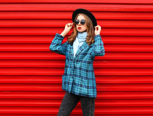 Fashion pretty young woman wearing black hat coat jacket stands — Stock Photo, Image