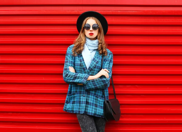 Mooie jonge vrouw mode dragen zwarte hoed vacht jas met ha — Stockfoto