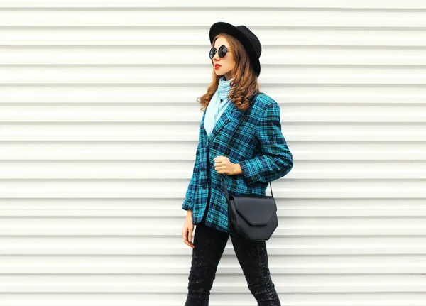 Siyah şapka giyen genç kadın moda ceket ceket el kareli — Stok fotoğraf