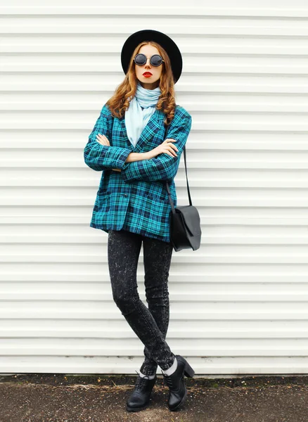 Moda jovem mulher modelo vestindo chapéu preto xadrez casaco jacke — Fotografia de Stock
