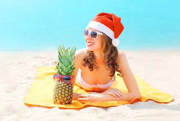 Christmas portrait pretty young smiling woman in red santa hat w — Stock Photo, Image