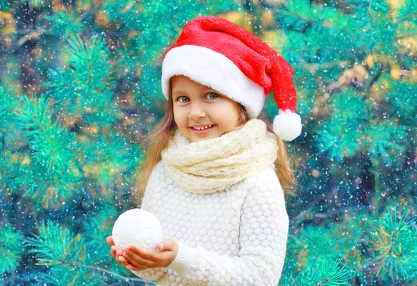 Christmas porträtt leende barn liten flicka i santa Röd hatt ho — Stockfoto
