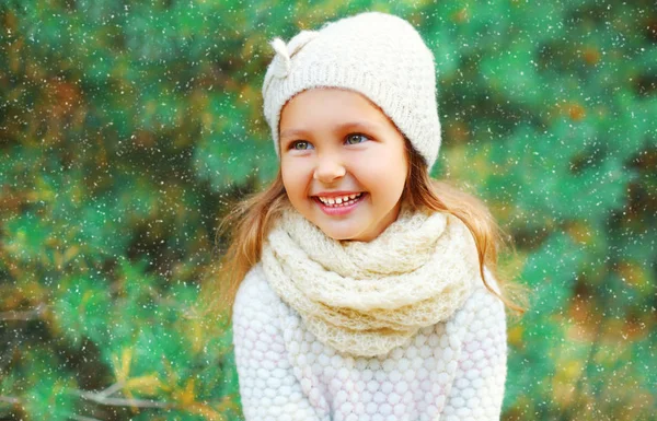 Sorrindo criança menina vestindo um chapéu de malha e suéter com — Fotografia de Stock