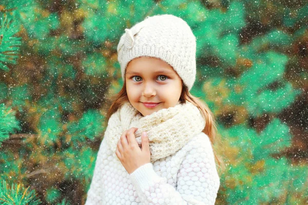 Bambina che indossa cappello e maglione in maglia con sciarpa nea — Foto Stock