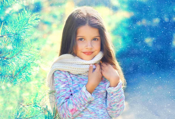 Πορτρέτο παιδί κοριτσάκι πουλόβερ και κασκόλ κοντά σε υποκατάστημα ένα tr — Φωτογραφία Αρχείου