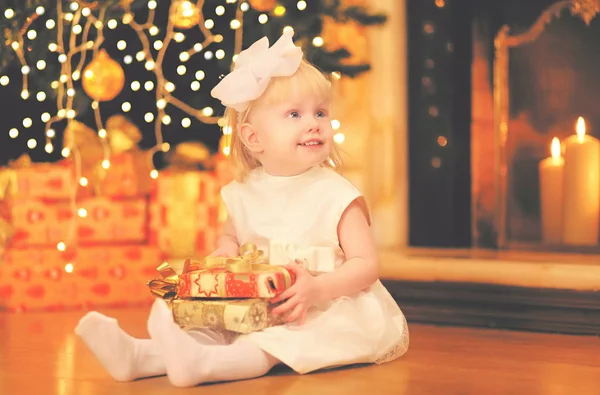 Natal criança feliz menina com caixa de presente perto de natal t — Fotografia de Stock