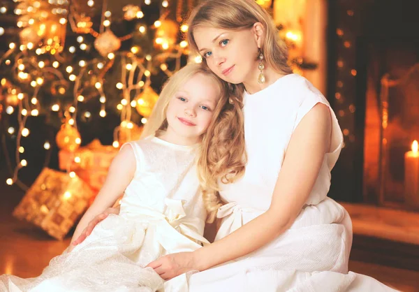 Mãe feliz e criança perto da árvore de Natal com lareira em casa — Fotografia de Stock