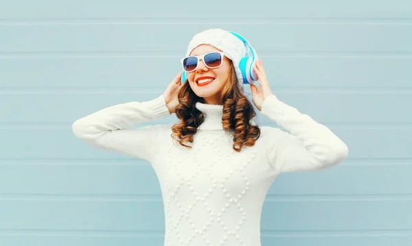 Happy smiling woman listens to music headphones wearing a sungla — Stock Photo, Image