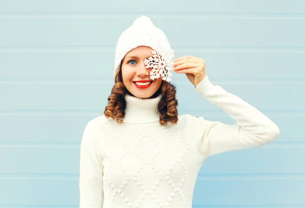 Lyckligt leende ung kvinna som bär Stickad mössa tröja med snowf — Stockfoto