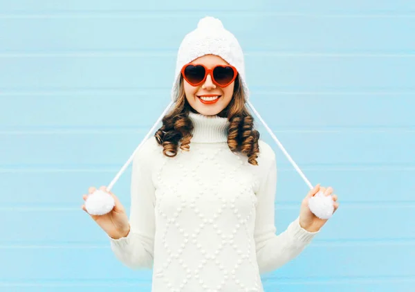 Glad ung leende kvinna som bär ett hjärta form solglasögon, sticka — Stockfoto