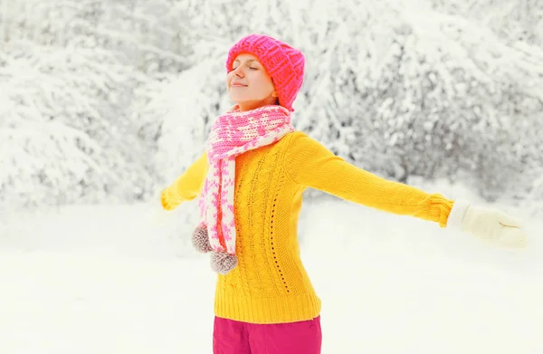 Fashion winter happy woman wearing colorful knitted hat, sweater — Stock Photo, Image