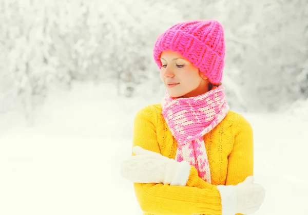 Fashion winter happy woman wearing colorful knitted hat, sweater — Stock Photo, Image