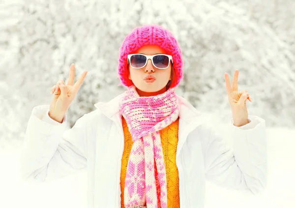 Zima moda młoda kobieta, na sobie kolorowe czapka, szalik h — Zdjęcie stockowe