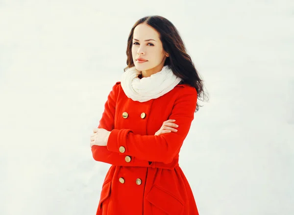Moda bela jovem mulher vestindo uma jaqueta vermelha no dia de inverno — Fotografia de Stock