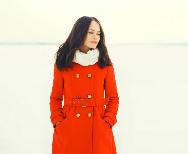 Kırmızı bir ceket giymiş kışın bes güzel genç kadın moda — Stok fotoğraf