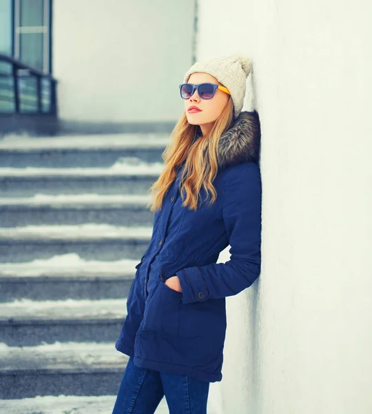 Модная симпатичная блондинка в куртке и шляпе зимой c — стоковое фото
