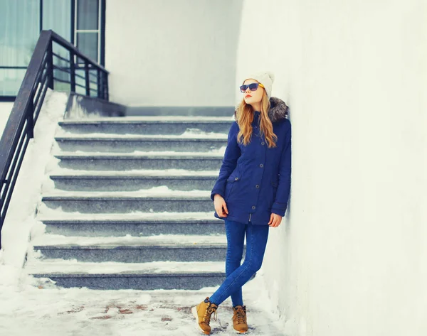 Moda mulher loira bonita vestindo casaco e chapéu no inverno cit — Fotografia de Stock