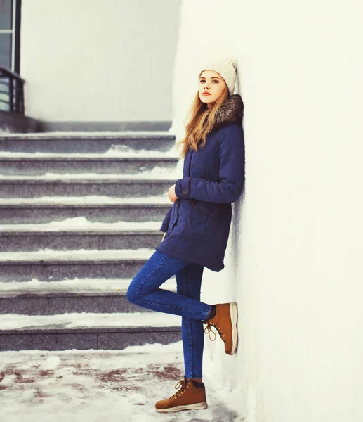 时尚酷女孩在冬季城市戴的帽子和外套 — 图库照片