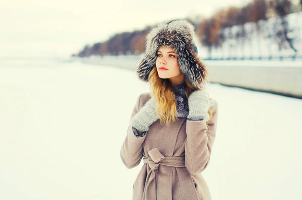 Moda invierno retrato hermosa joven mujer usando un abrigo jac —  Fotos de Stock