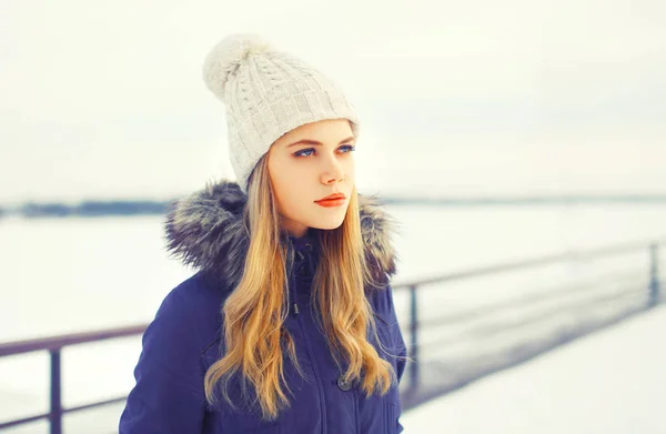 Retrato de invierno de moda mujer rubia con una chaqueta y punto —  Fotos de Stock