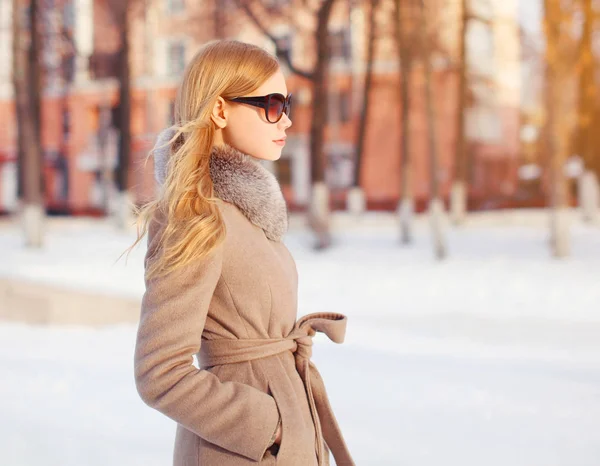 Retrato hermosa mujer elegante con una chaqueta y sungl —  Fotos de Stock