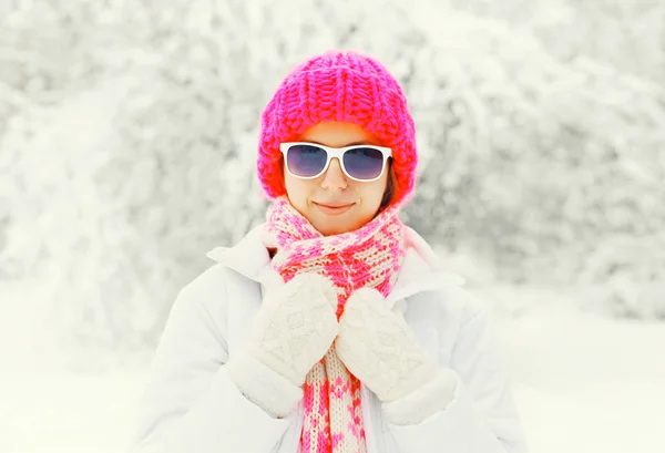 Fashion winter portrait young woman wearing colorful knitted hat — Stock Photo, Image