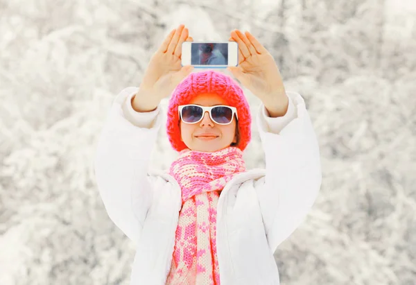 Fashion winter happy woman taking photo self portrait on smartph — Stock Photo, Image