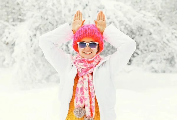 Moda invierno sonriente mujer usando colorido sombrero de punto bufanda — Foto de Stock