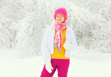 Renkli giyen kış gülümseyen kadın moda şapka atkı örgü 