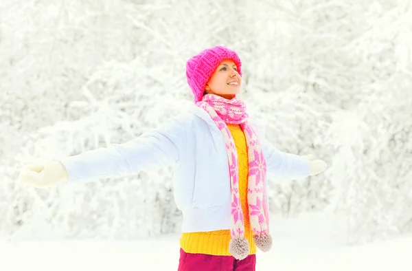 Zima moda szczęśliwy uśmiechający się kobieta nosi kolorowe dzianiny ha — Zdjęcie stockowe