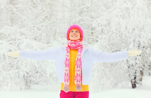 Fashion winter happy smiling woman wearing colorful knitted hat — Stock Photo, Image