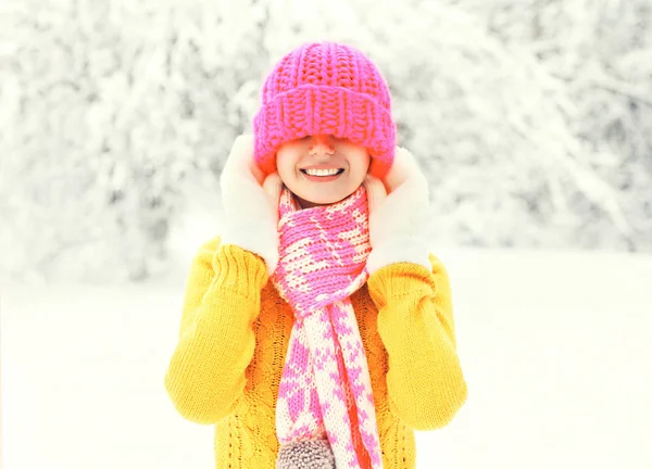 Moda invierno feliz sonriente mujer usando un colorido de punto ha —  Fotos de Stock