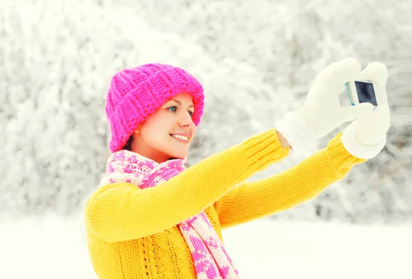 Moda zima szczęśliwy uśmiechający się młoda kobieta biorąc obraz siebie por — Zdjęcie stockowe