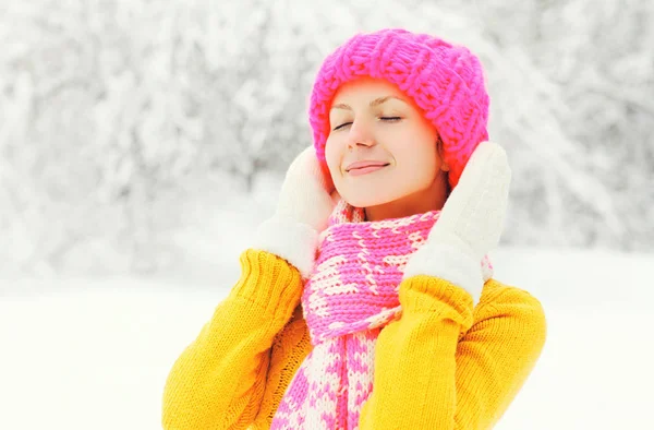 Retrato de invierno de moda mujer feliz con sombrero de punto colorido — Foto de Stock