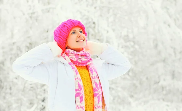Mode vintern porträtt glad kvinna som bär färgglada Stickad mössa — Stockfoto