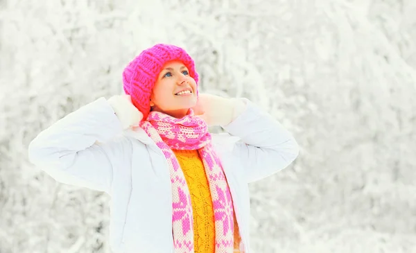 Fashion winter portrait happy woman wearing colorful knitted hat — Stock Photo, Image