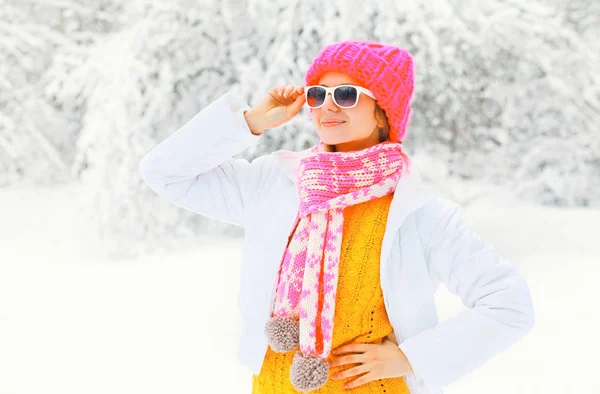 Μόδα χειμώνα πορτραίτο νεαρής γυναίκας που φορώντας ένα πολύχρωμο πλεκτό h — Φωτογραφία Αρχείου