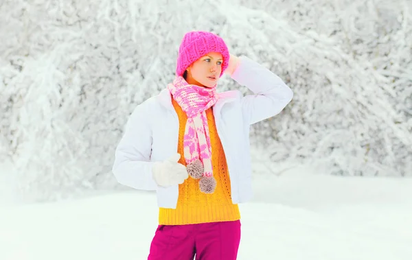 Fashion winter young woman wearing colorful knitted hat scarf ov — Stock Photo, Image