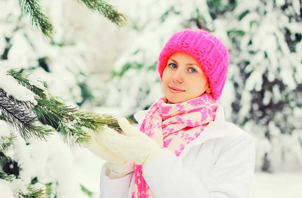 Winter happy smiling woman wearing colorful knitted hat scarf ne — Stock Photo, Image